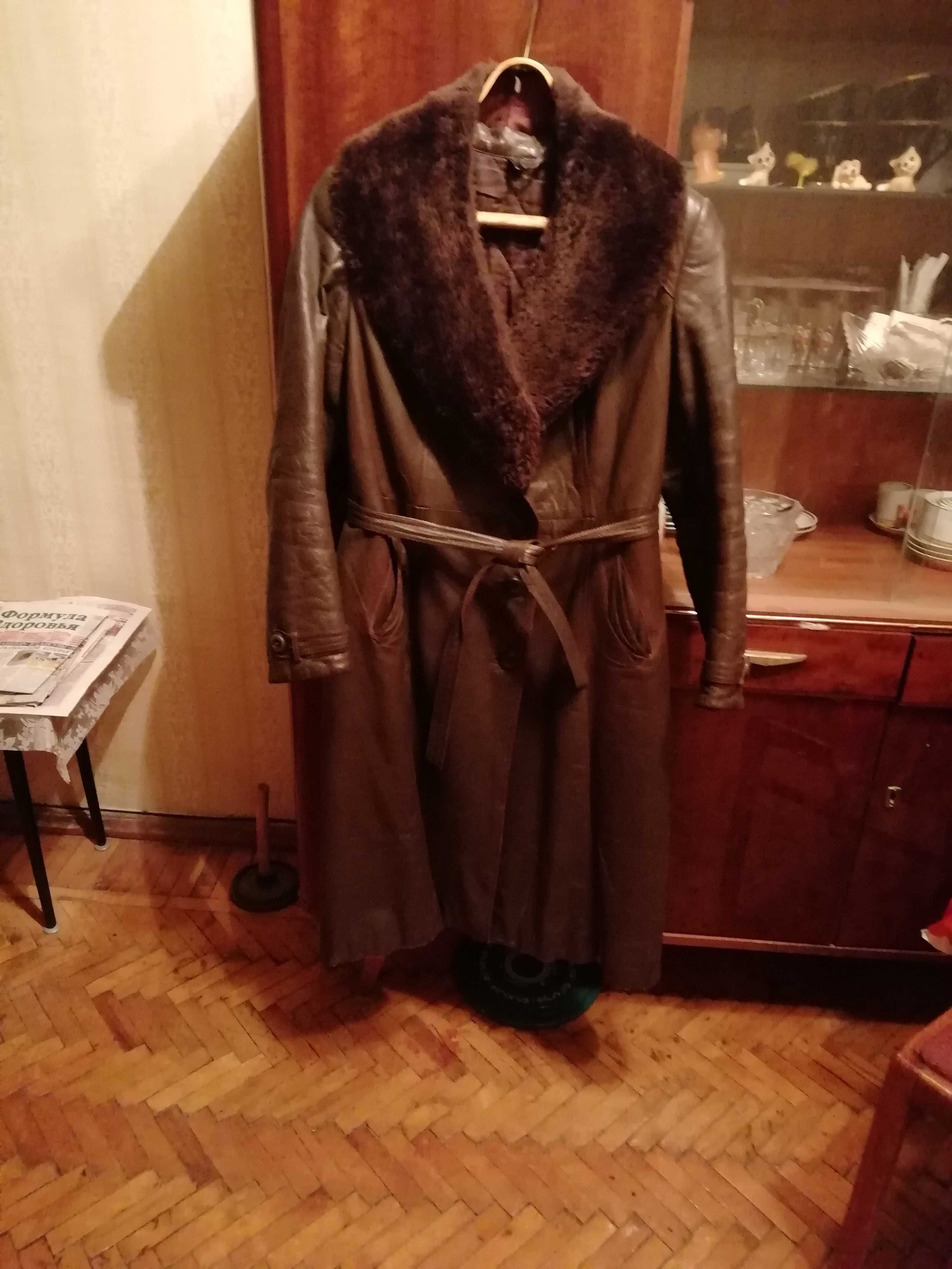 Кожаное пальто коричневого цвета