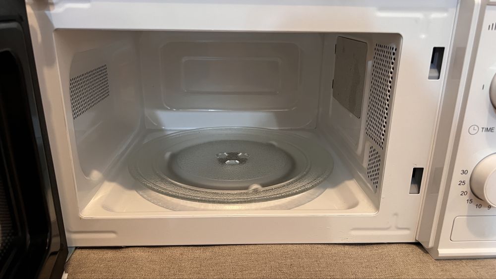 Micro-ondas Qilive Q.6423, 20L, 700W