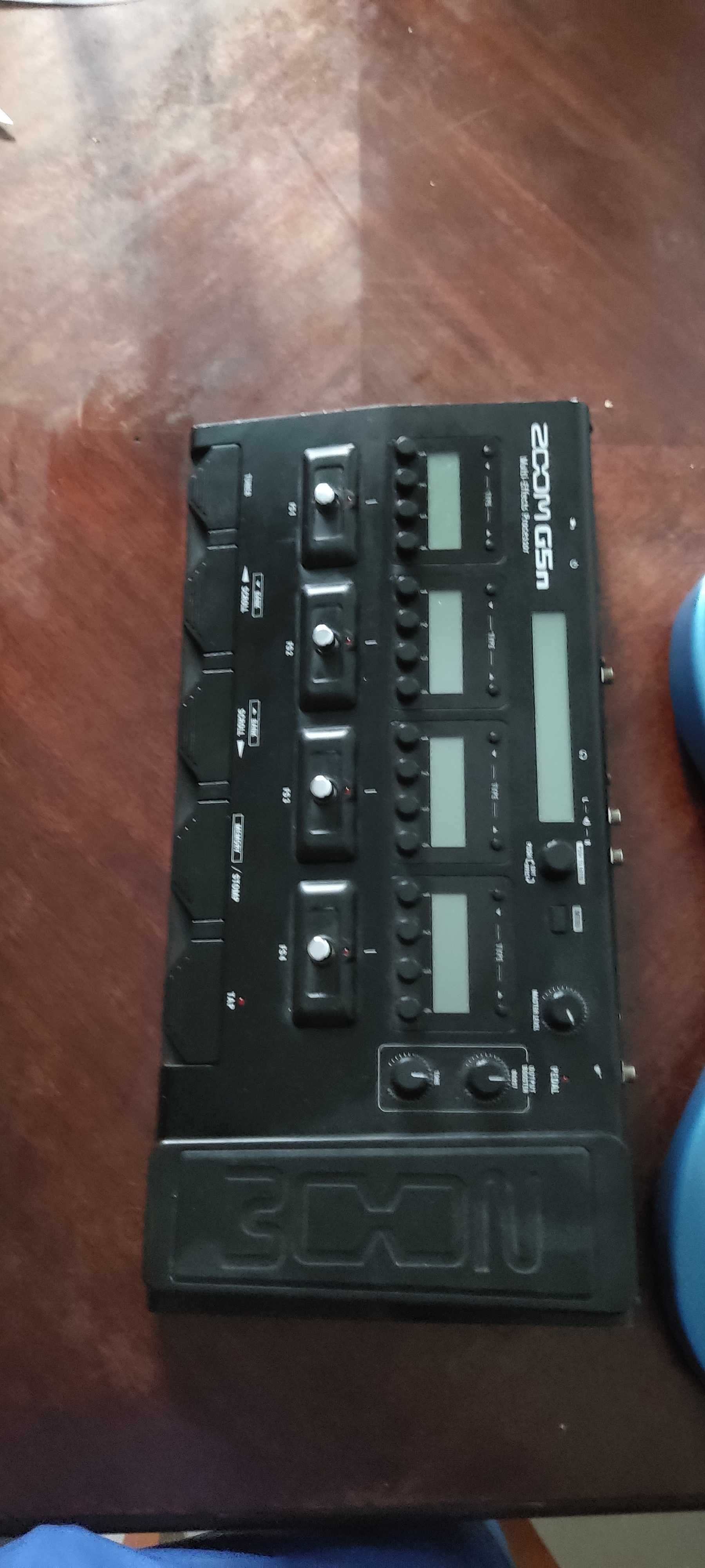 Guitarra e pedaleira Zoom g5n