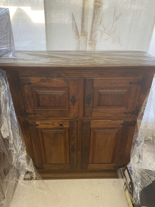 Antigo móvel de parede adaptado