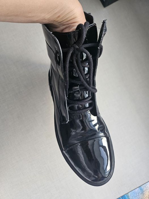 Продам женские лаковые ботинки. Geox