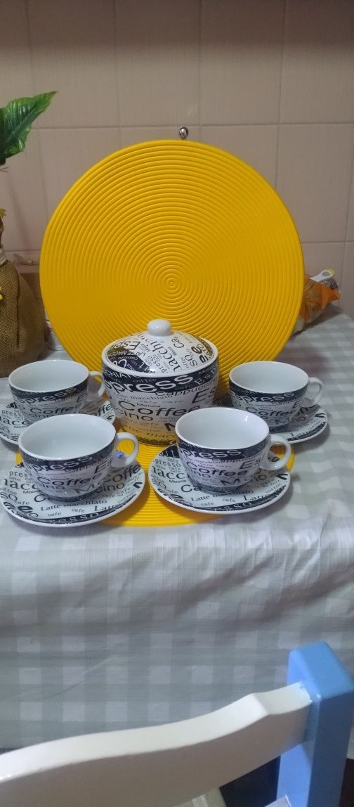 Biscoteira e quatro chávenas com pires  porcelana