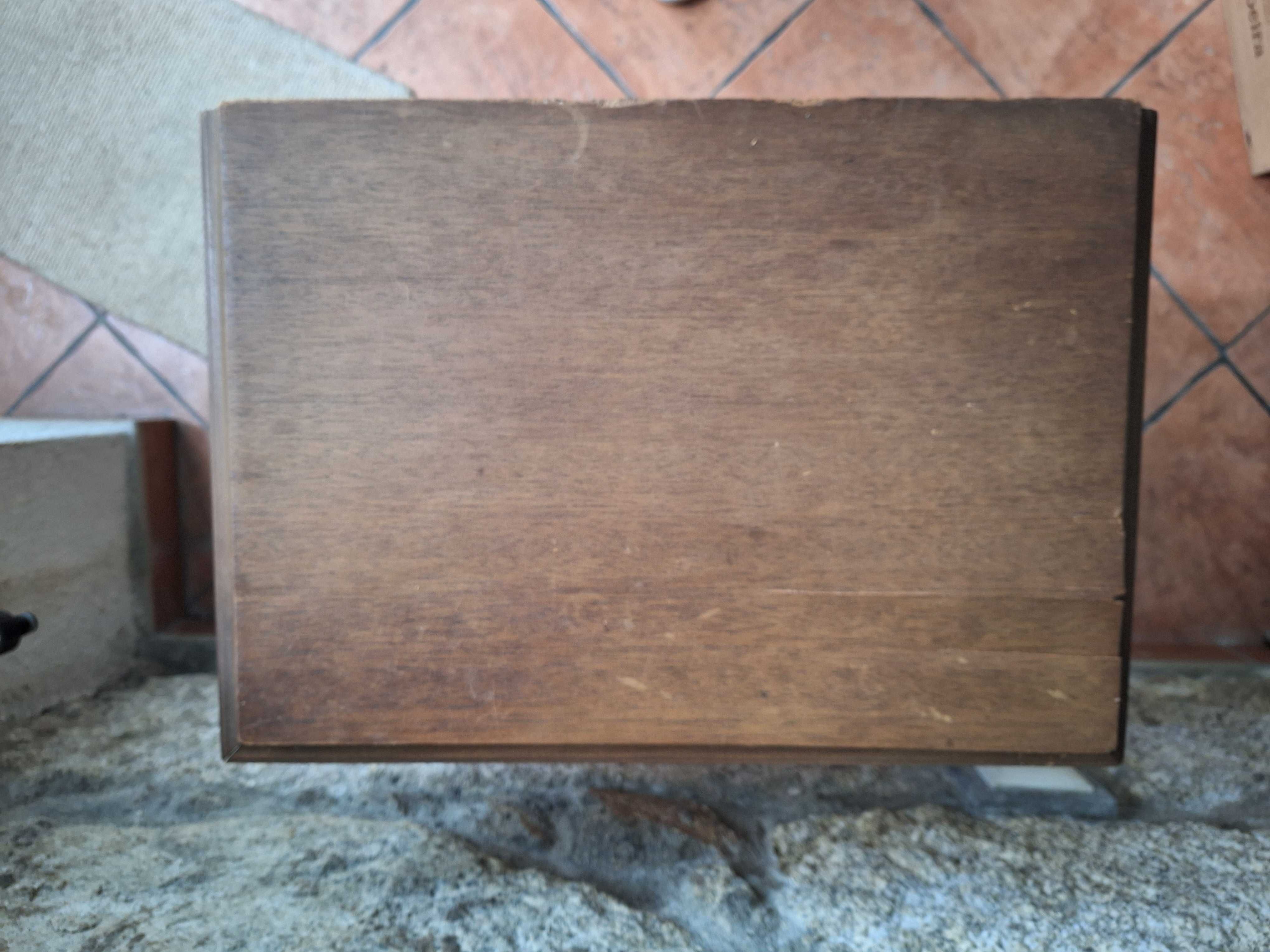 Mesa de cabeceira para restauro