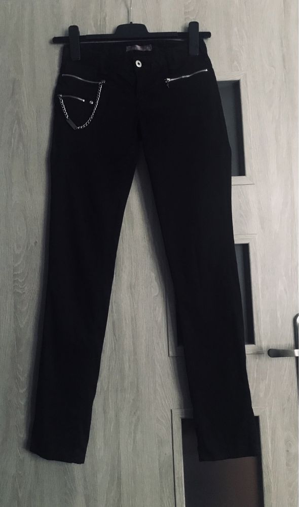 Spodnie czarne typu proste z metalowymi ozdobami Troll r. 34