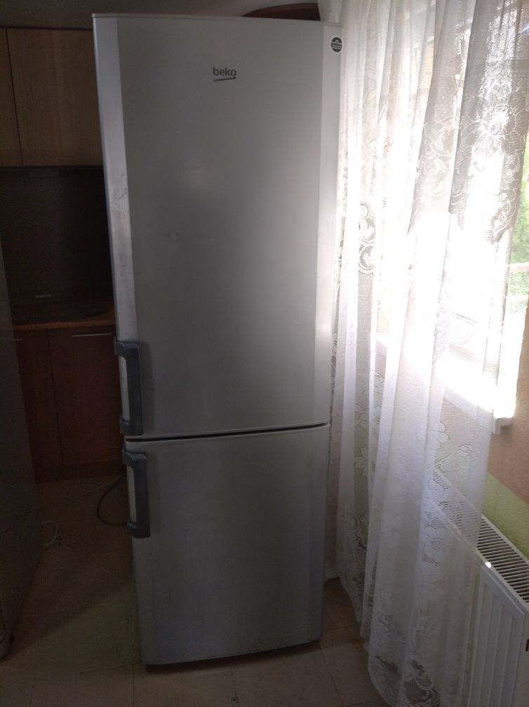Продам двухкамерный холодильник BEKO
