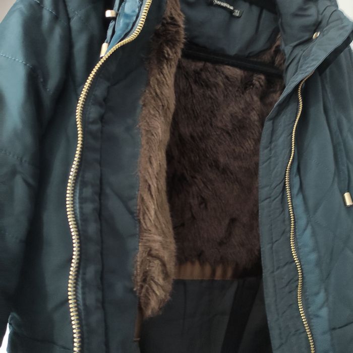 Granatowy płaszcz puchowy pikowany parka Stradivarius