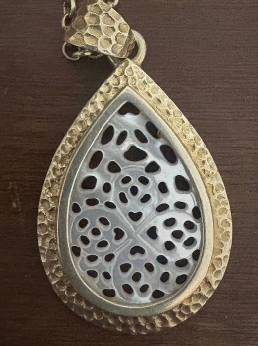 Medalha em prata dourada e madrepérola