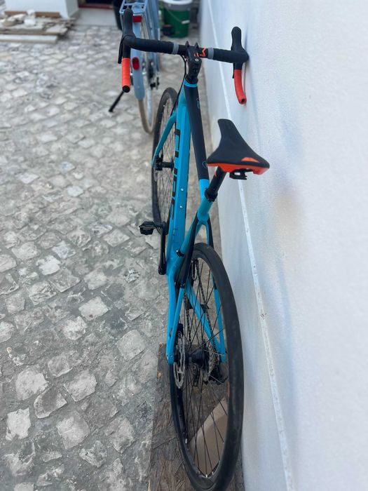 Bicicleta de estrada CUBE Attain Race Disc – como nova