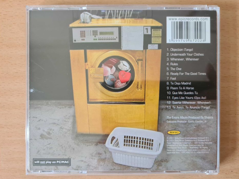 CD audio com o álbum musical "Laundry Service" da Shakira