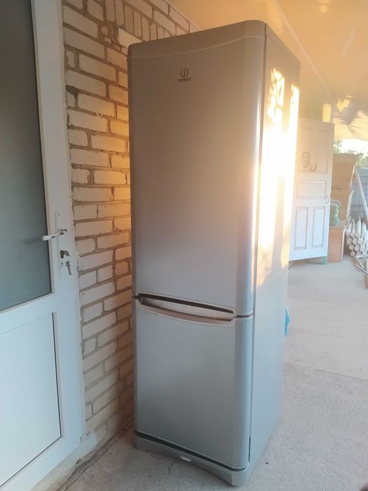 Холодильник Indesit на запчастини