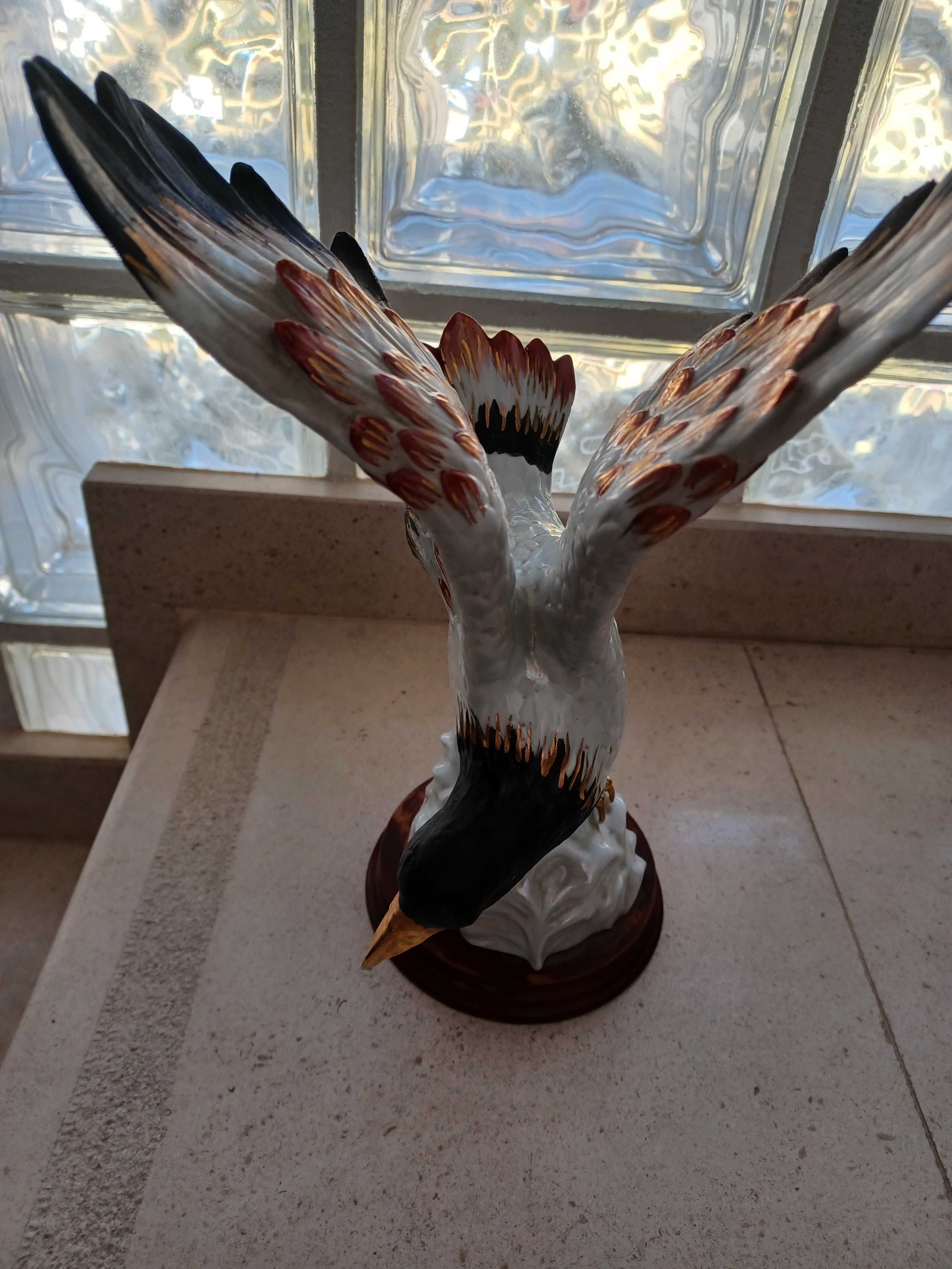 Águia em Porcelana