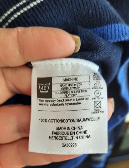 Świetny sweterek w serek Lyle &Scott rozm.L