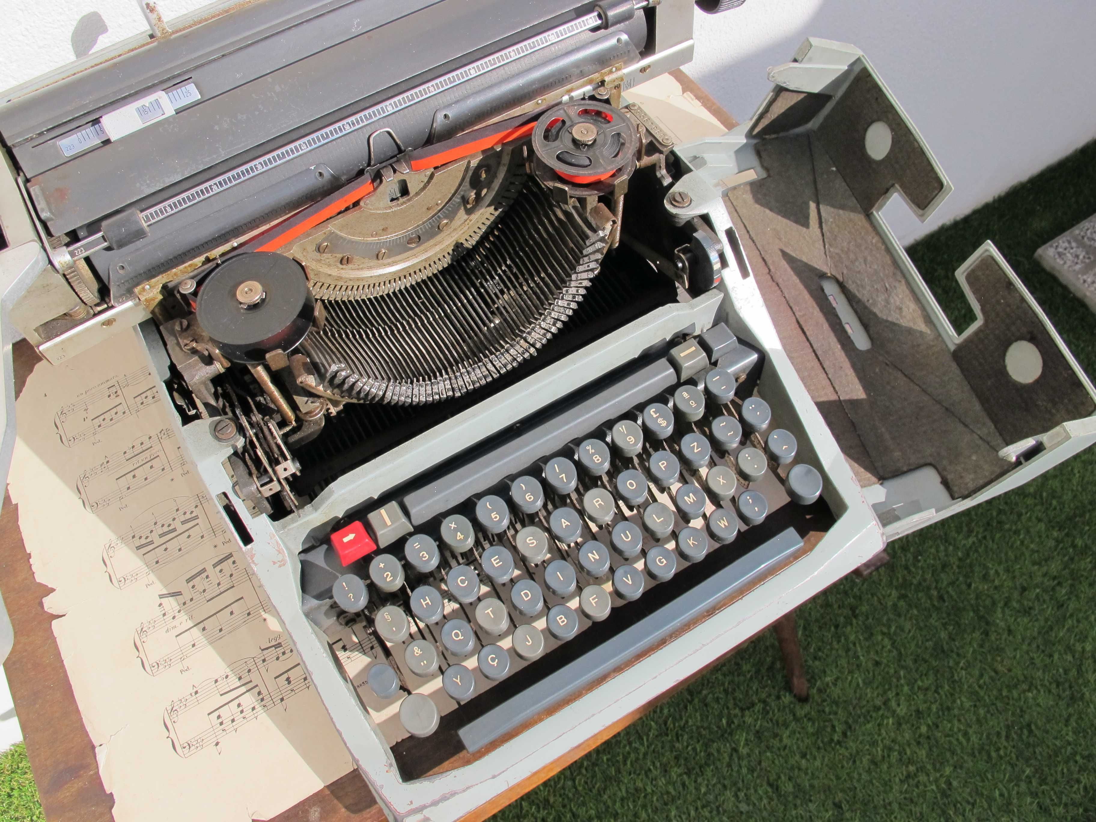 Máquina de Escrever OLIVETTI 82 Antiga