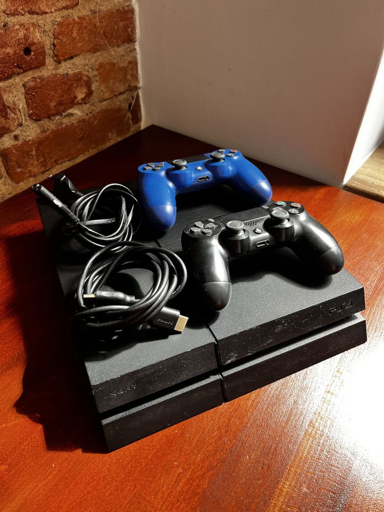 PlayStation 4 + 2 pady + 4 gry