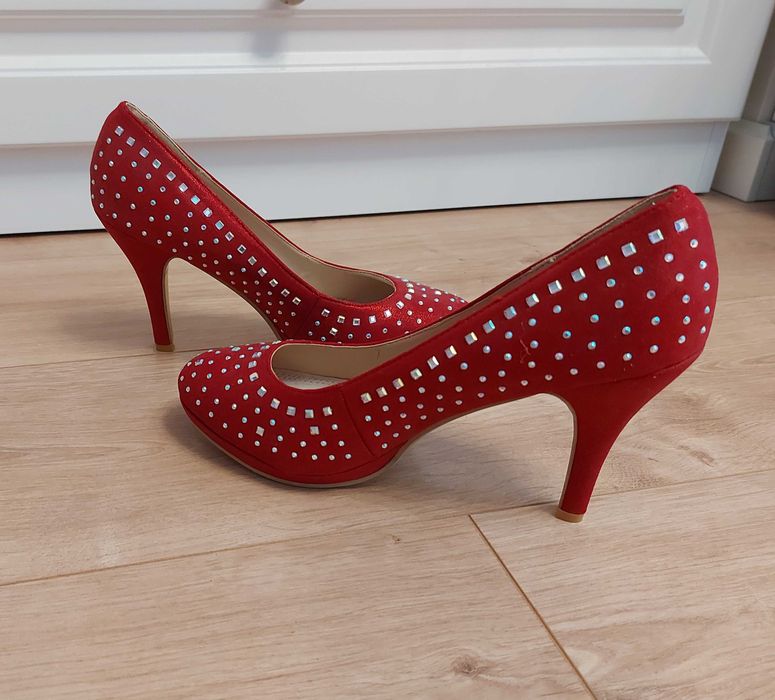 Czerwone szpilki z cekinami