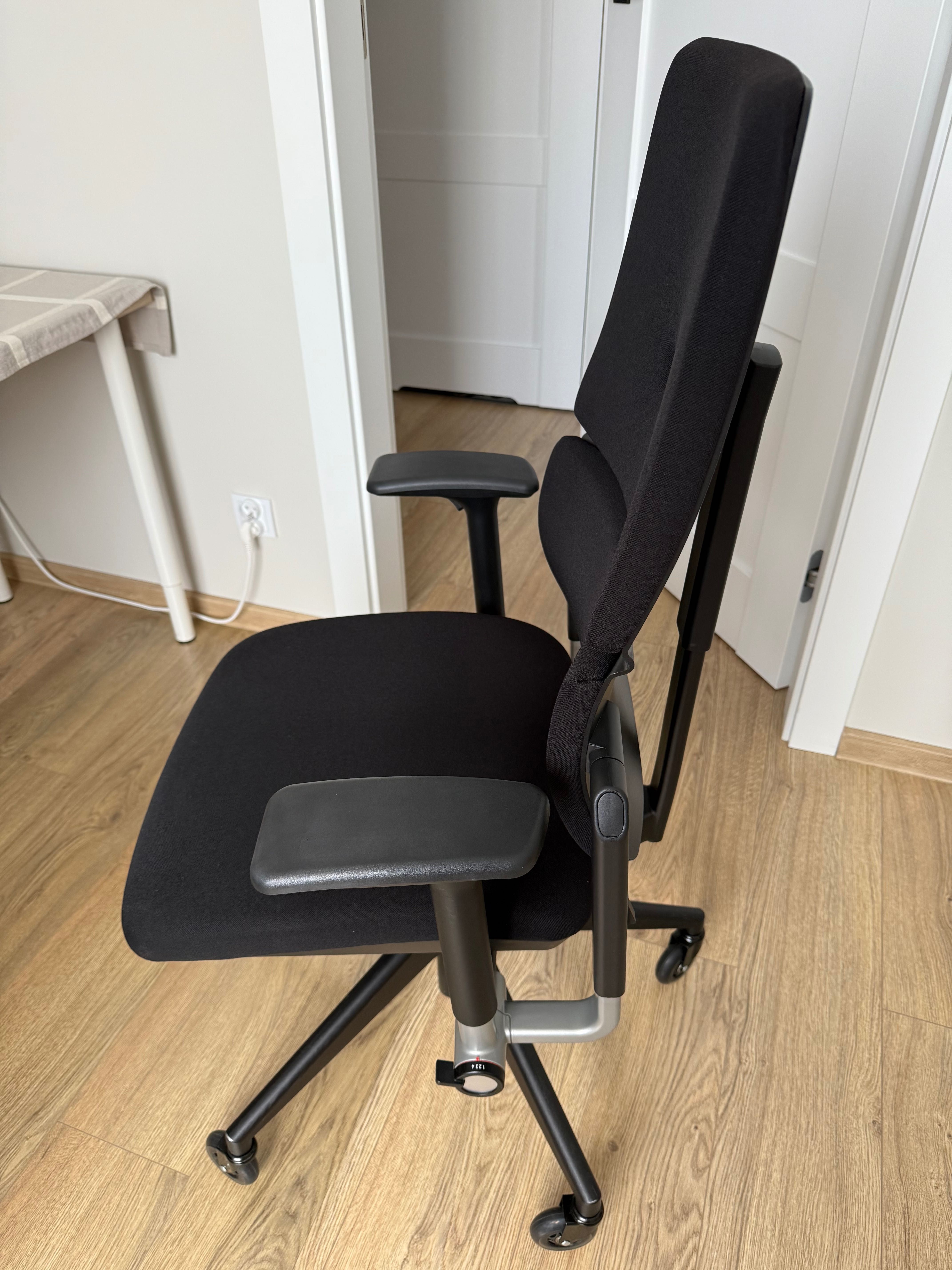 Fotel biurowy Steelcase Please czarny stan bdb