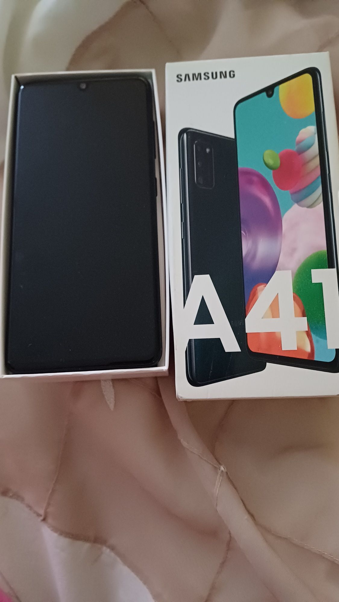 Телефон Самсунг А41