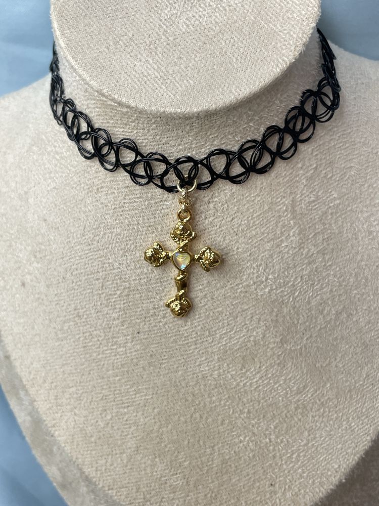 Nowy Choker w gotyckim stylu – gotycki krzyż w -złotym stylu.