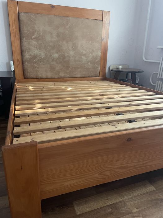 Кровать двухспальна деревянная  с подьемным механизмом и нишей