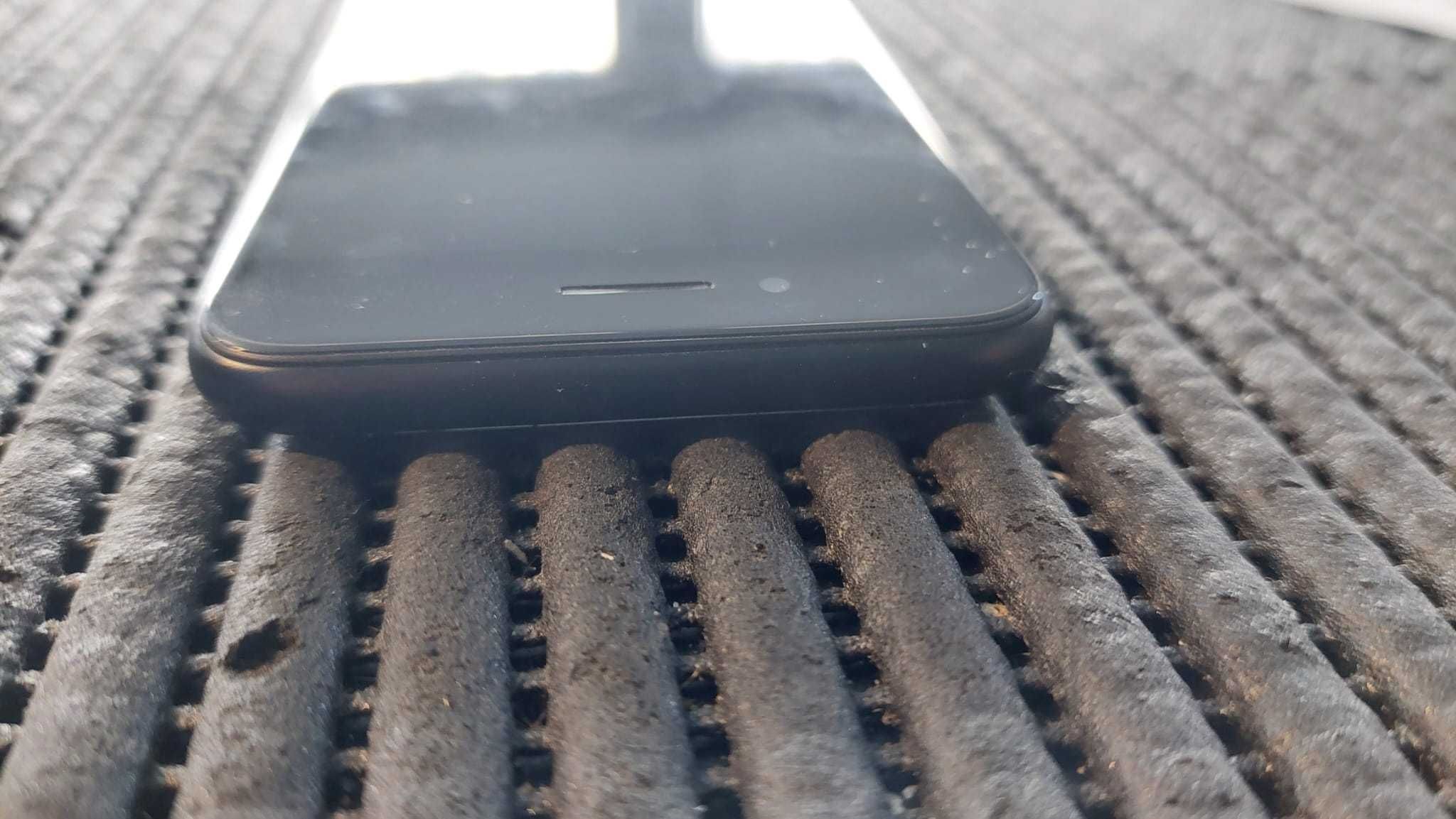 iPhone SE 2020 Usado com ecrã e bateria NOVA!!