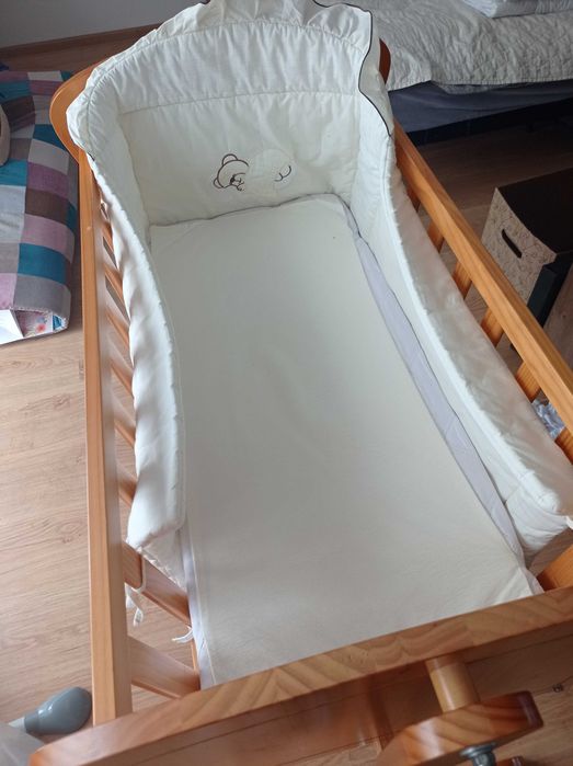 Kołyska dziecięca z materacem i ochraniaczem