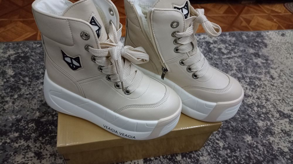 Продам зимние ботинки