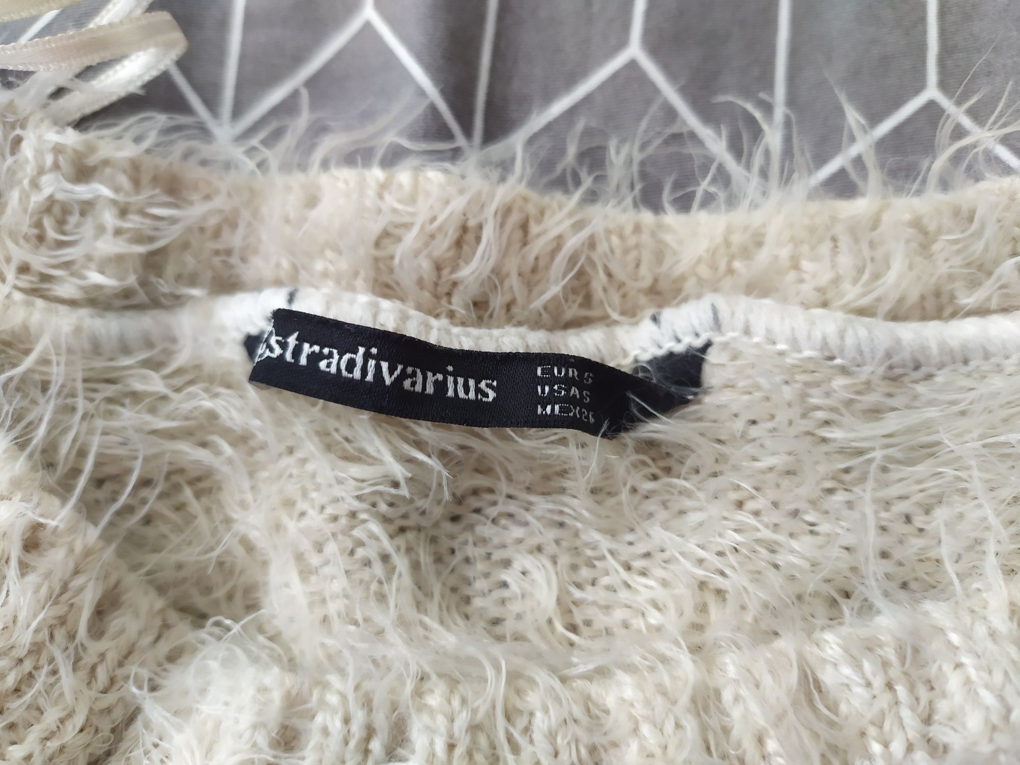 Miękki, włochaty sweterek Stradivarius