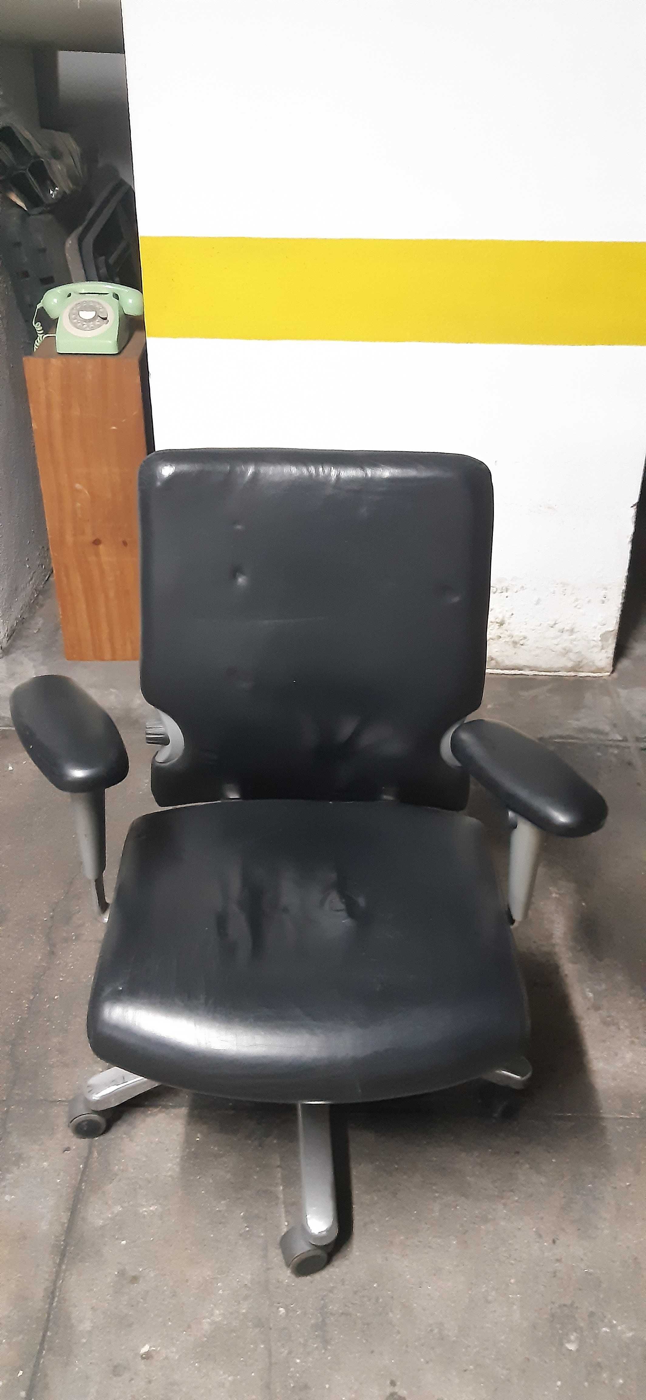 Cadeira antiga de escritório