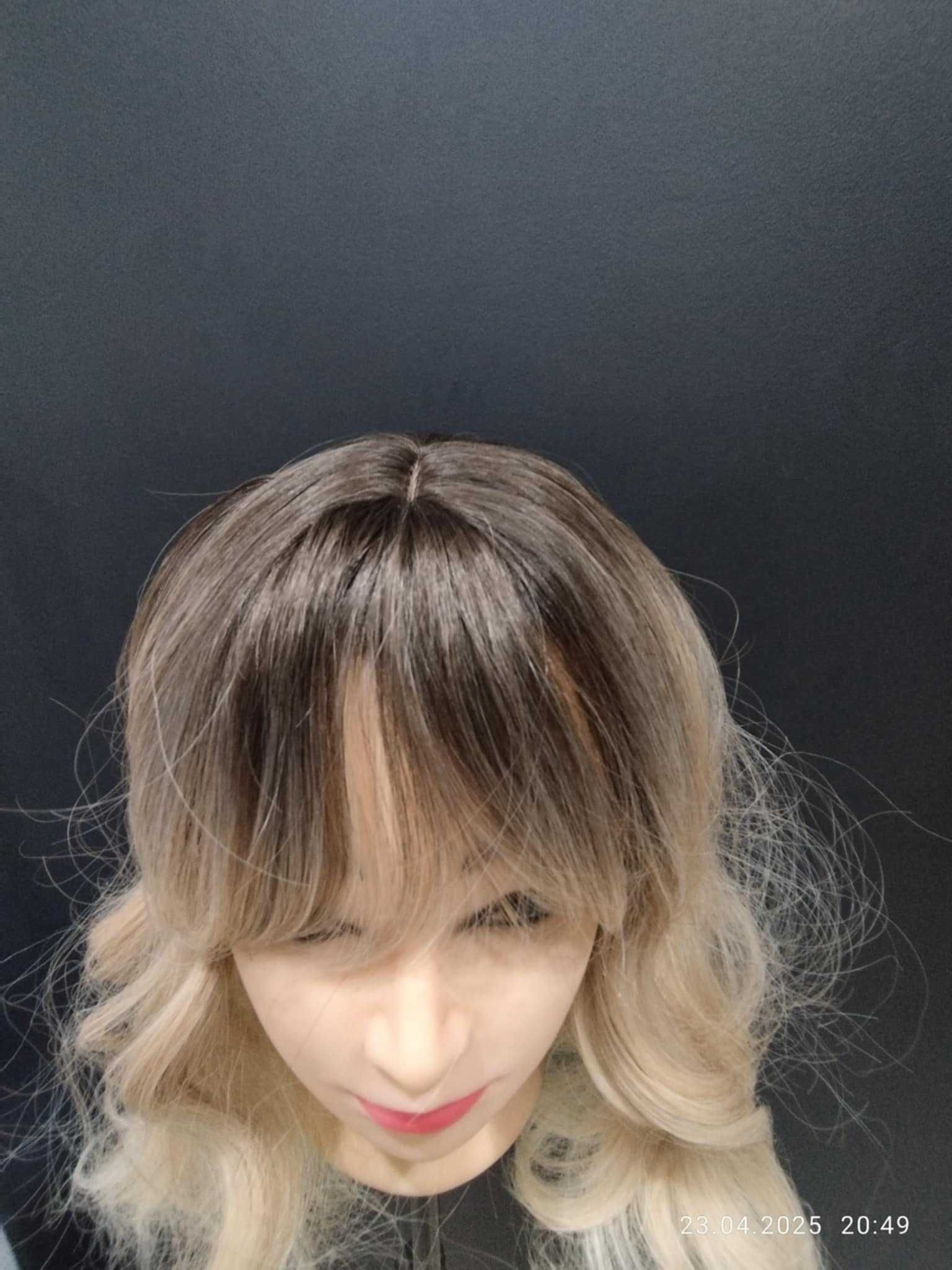 Peruka Oufei. Włosy półdługie falowane z grzywką. Kolor ombre blond