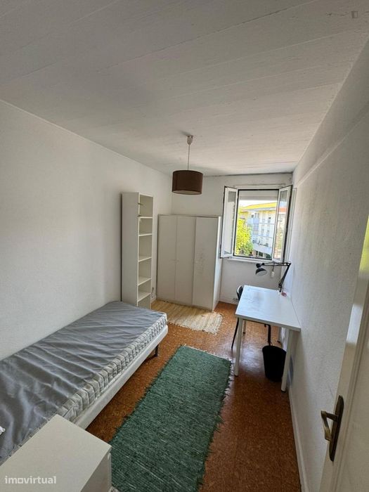 803953 - Quarto com cama de solteiro em...