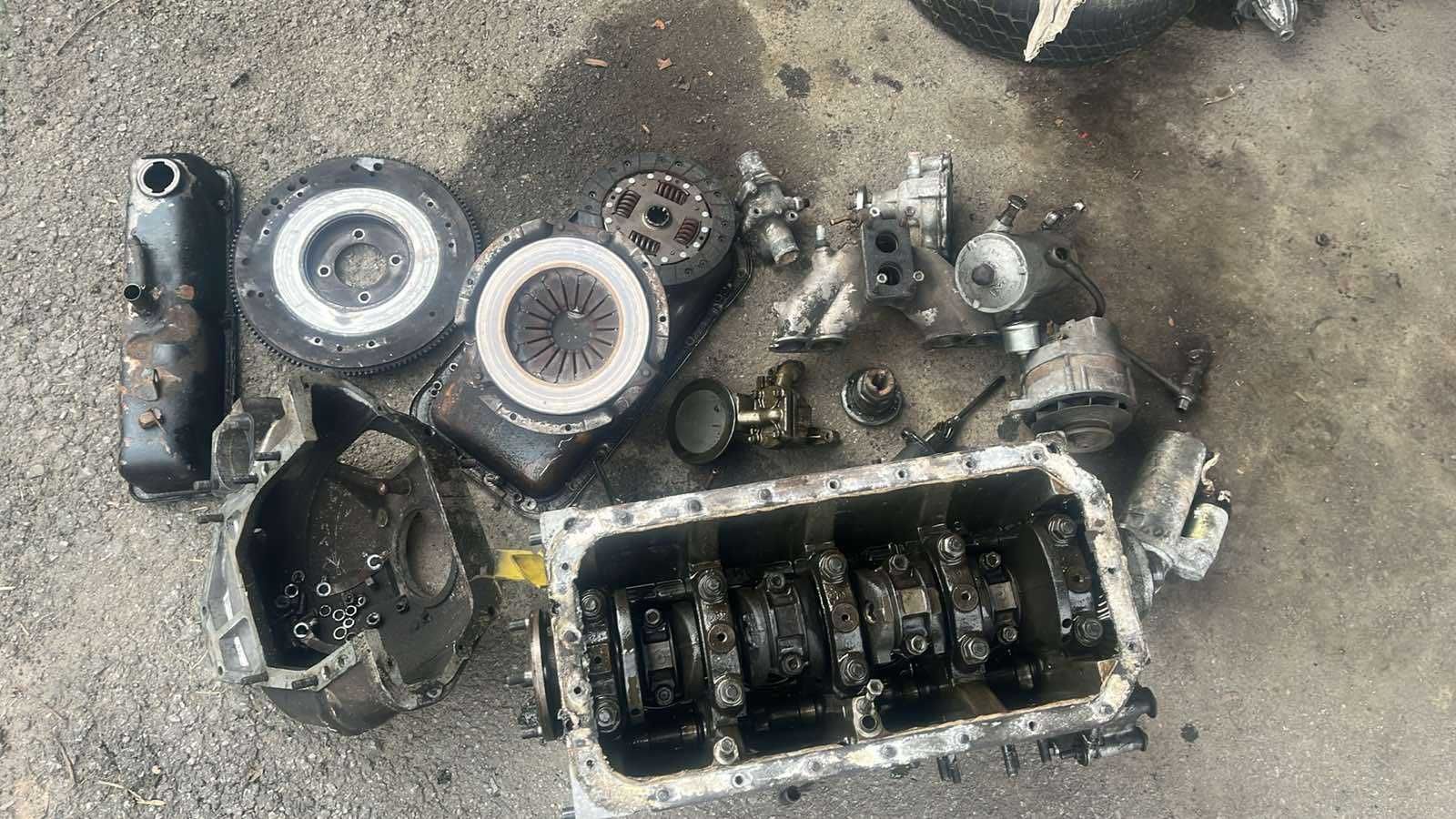 Двигун ЗМЗ-402 (24д) Газель вантажна карбюратор розбор деталі
