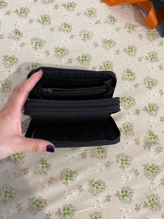 porta moedas preto com bastante arrumacao