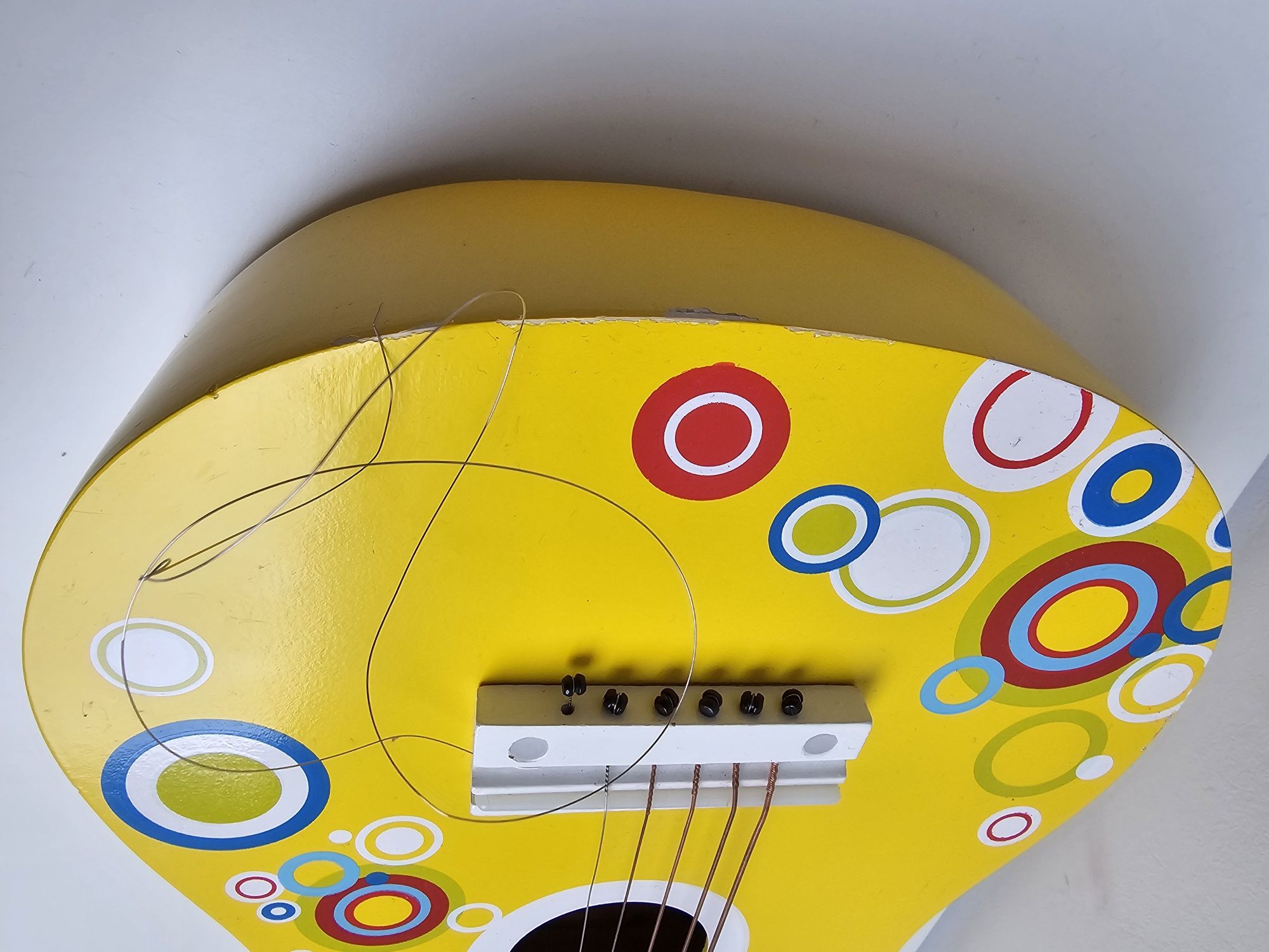 Drewniana gitara dla dzieci marki Lelin

Uwaga: 1 struna do wymiany i