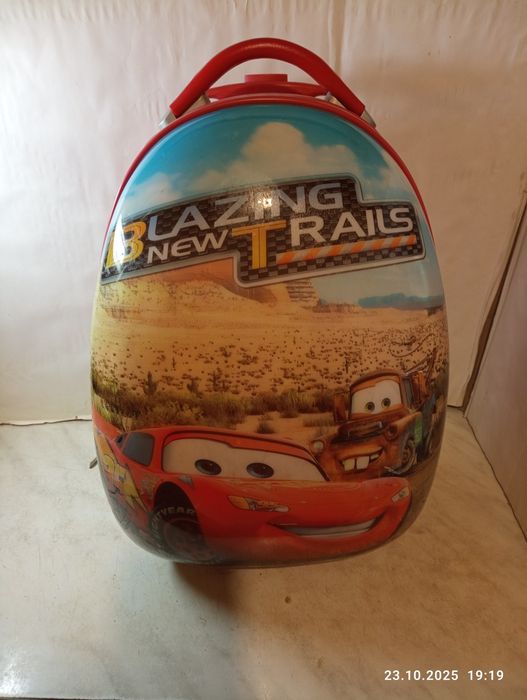 Детский чемодан на колесиках.