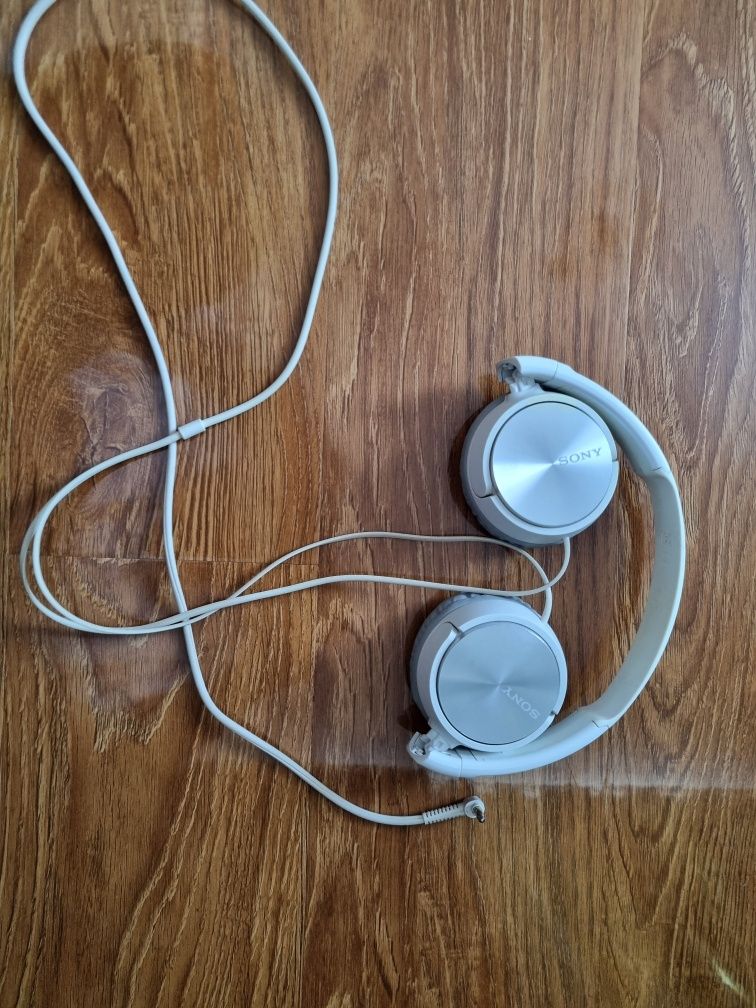 Білі навушники SONY MDR-ZX310