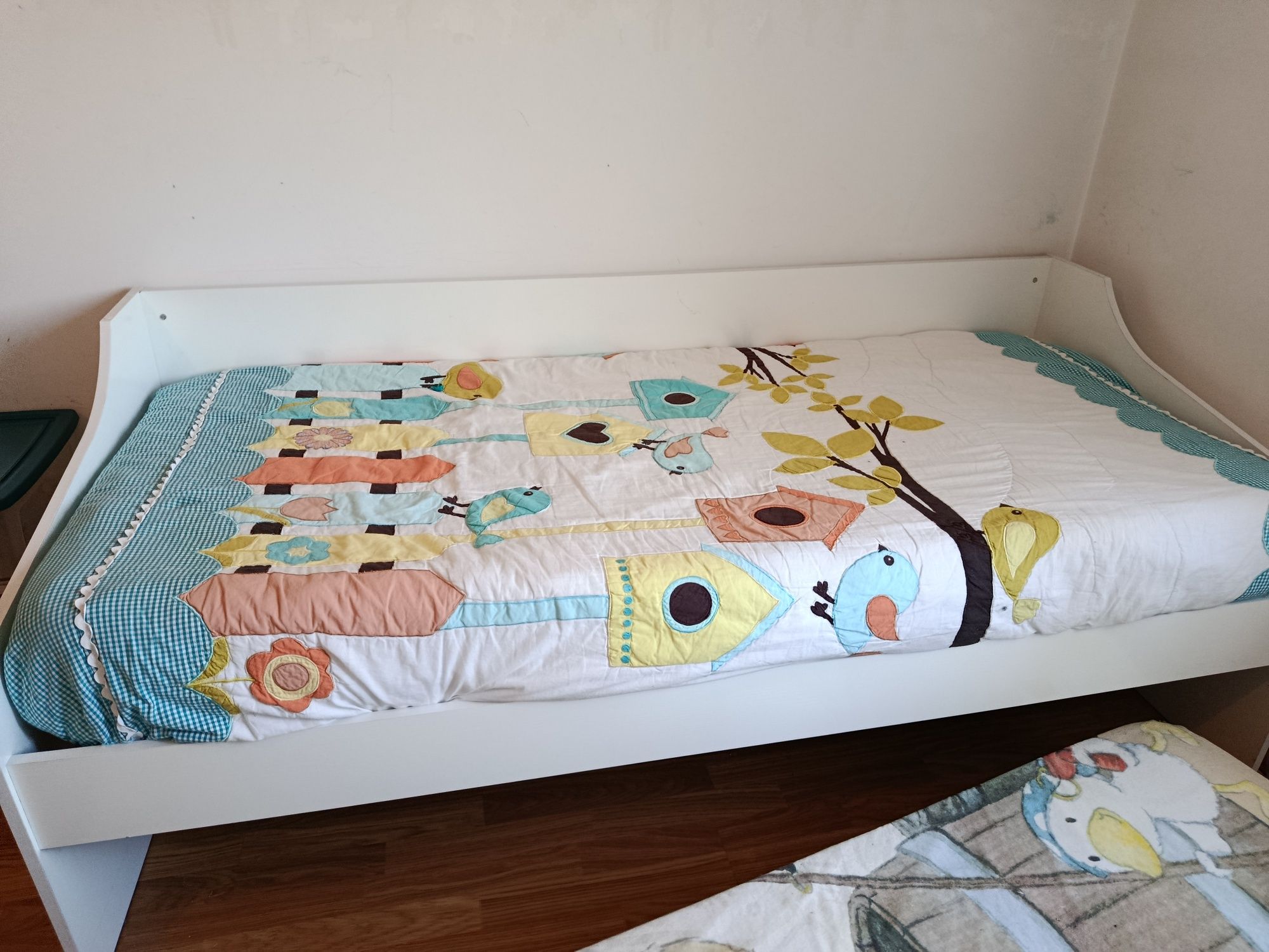 Cama dupla com colchões