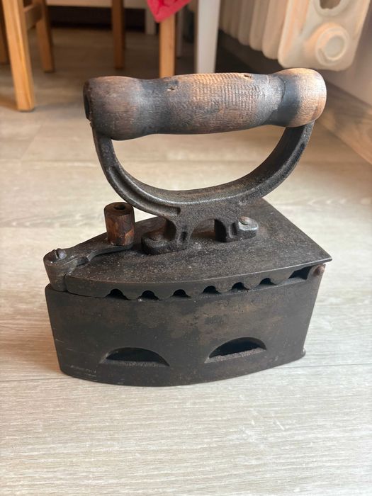 Stare żelazko na węgiel