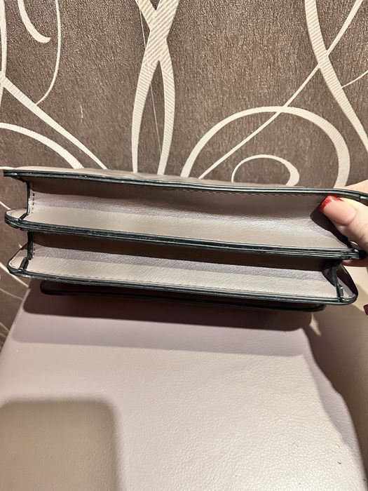 Стильная сумка кросс боди на цепочке.