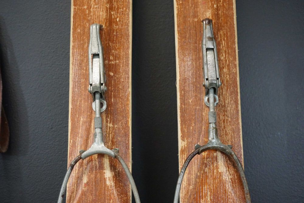 Zabytkowe drewniane narty z kijkami bambusowymi stare