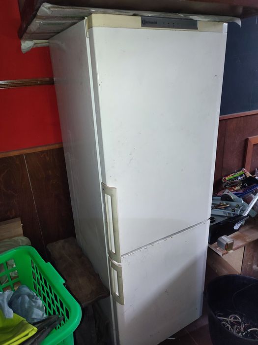 Frigorífico avariado para peças (sem portas)