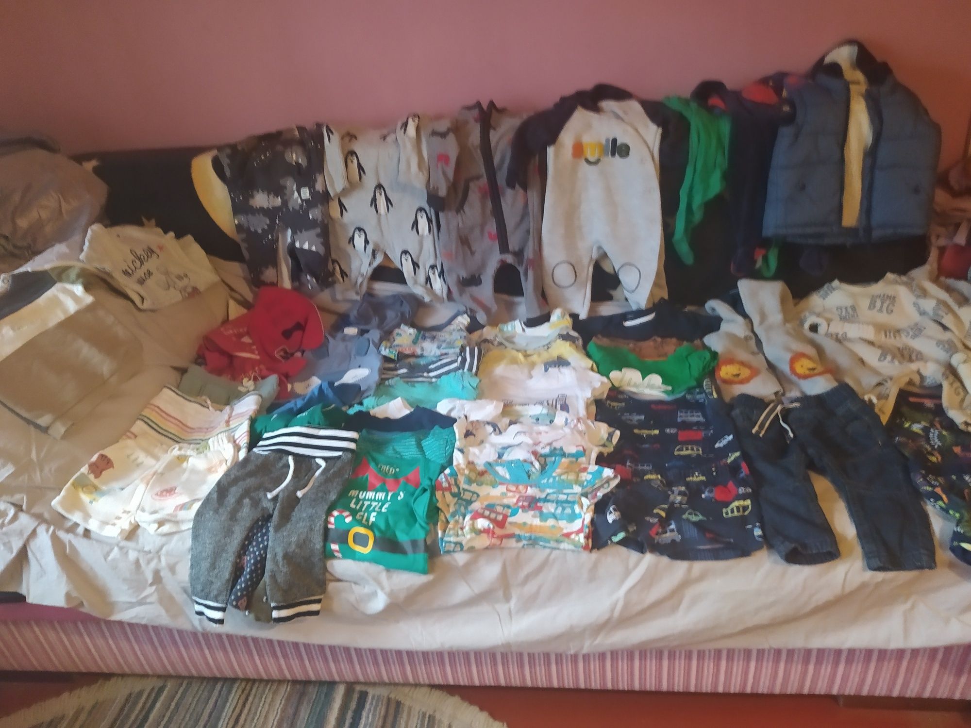 Duża pąka ciuszków dla chłopca od 3-6 miesięcy, stan jak nowy.