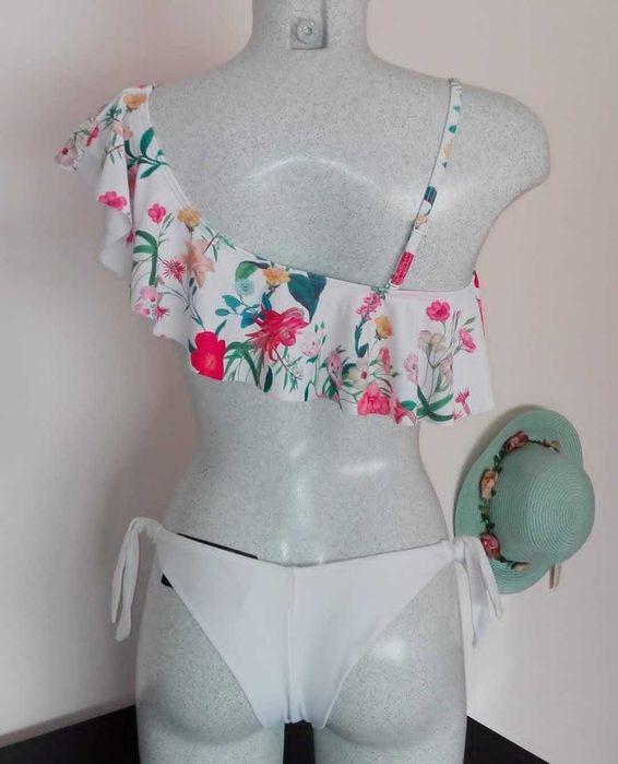 Bikini Floral em Branco nos Tamanhos S, M, L e XL - Novo
