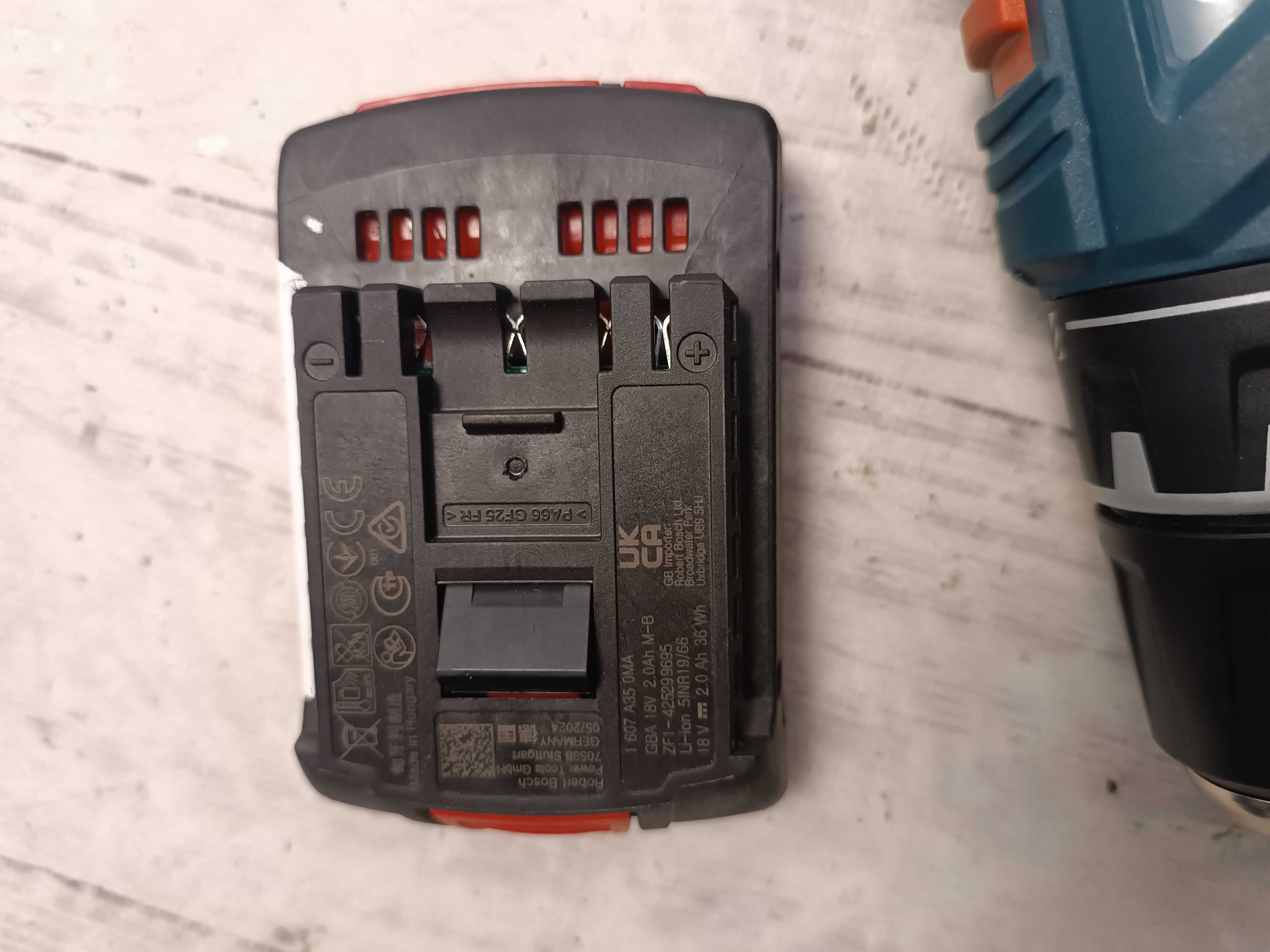 Bosch GSR 18V-21 Шуруповерт 18 В АКБ 2.0 А + ЗП GAL 18V-40 + L-BOXX