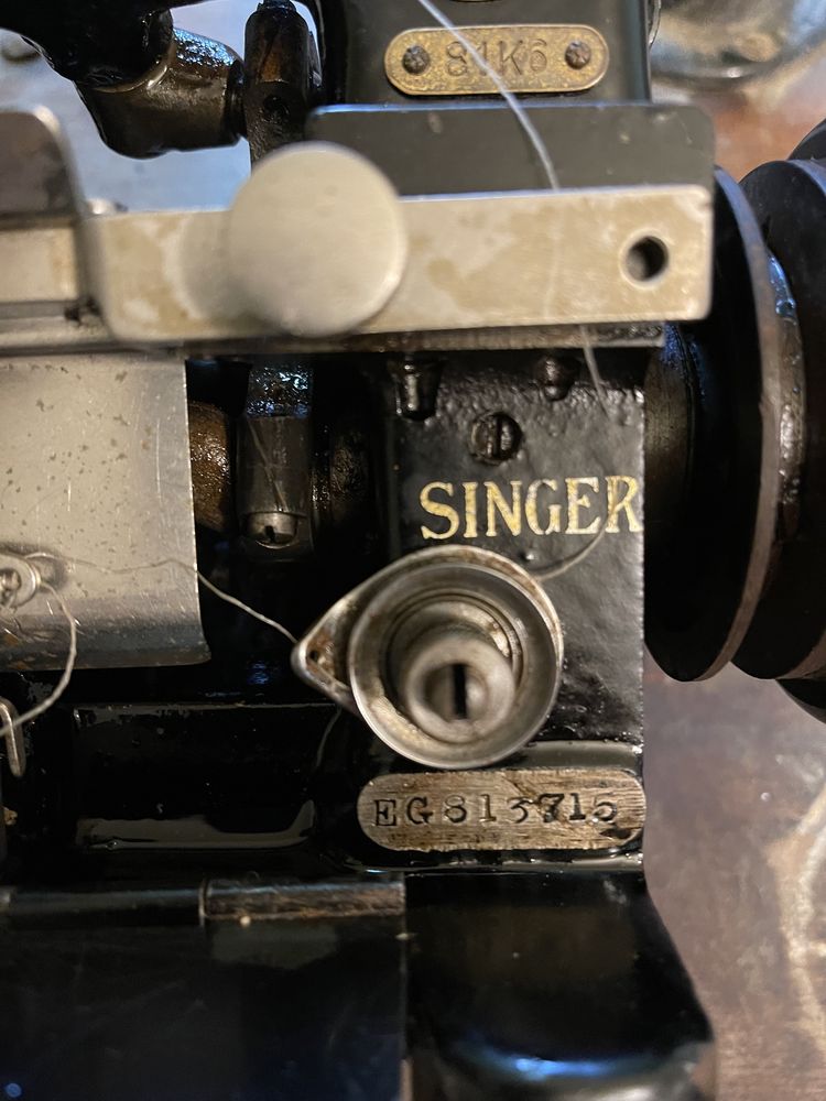 Máquina de costura cose e corte industrial antiga