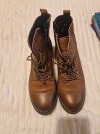 Botas castanhas com cano