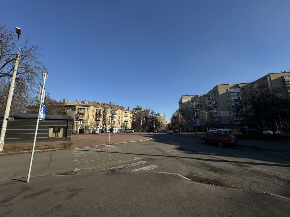 Здам в суборенду фасадне приміщення