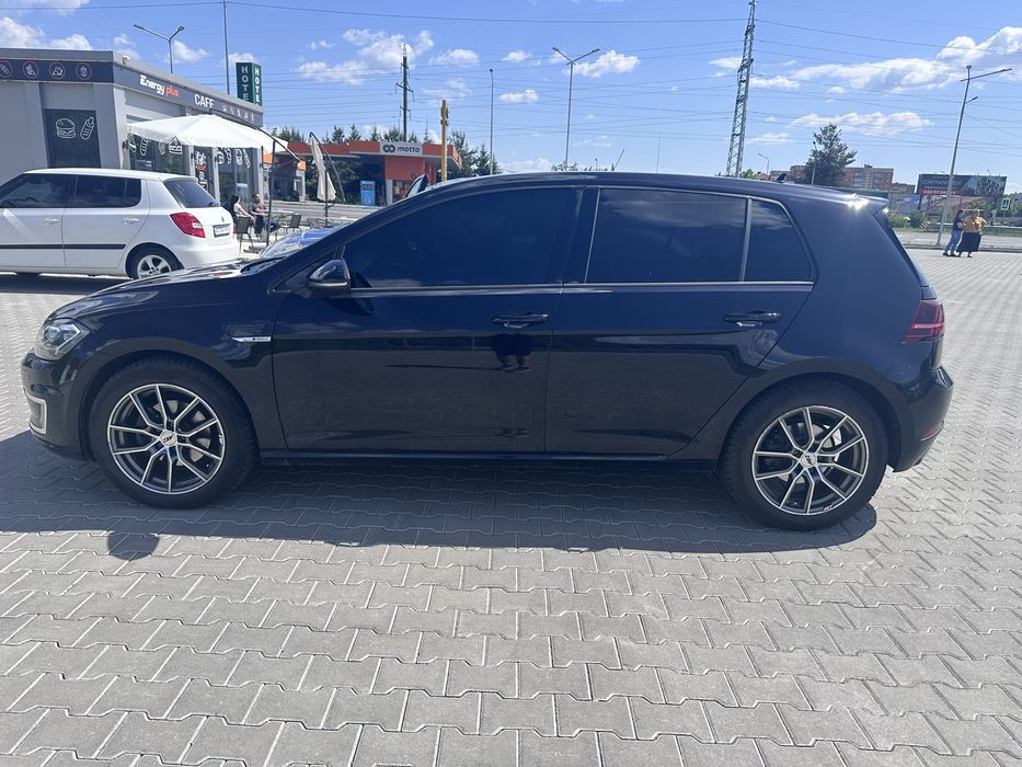 Оренда E-golf подобово або під таксі