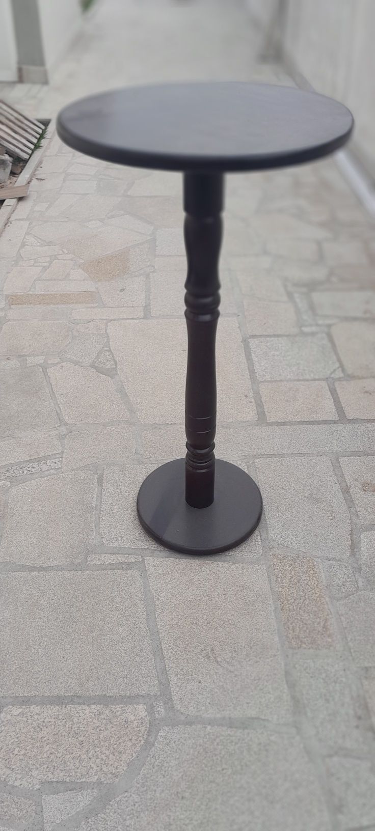 Mesa madeira maciça,  cabide e cesto