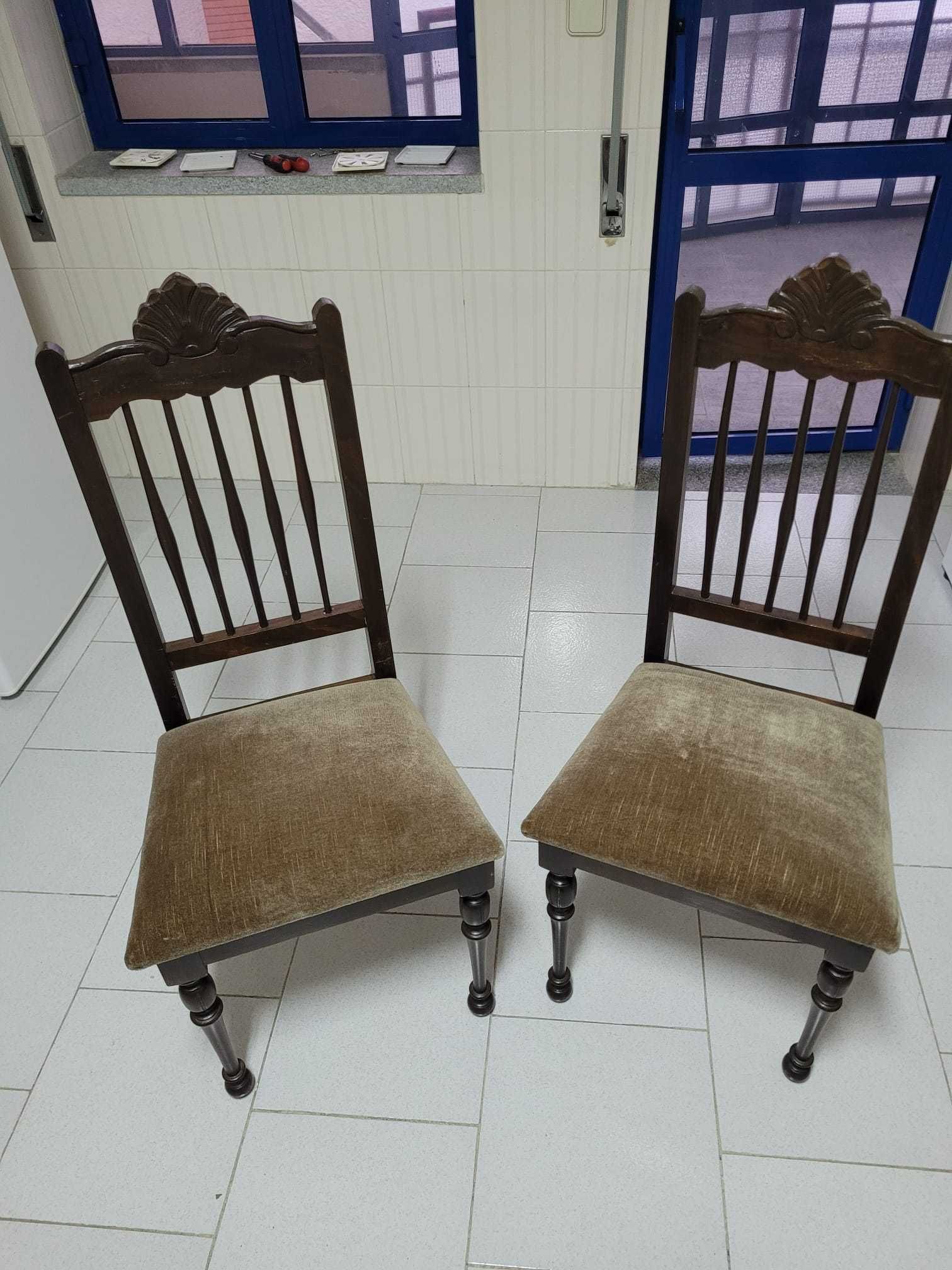 2 Cadeiras Madeira