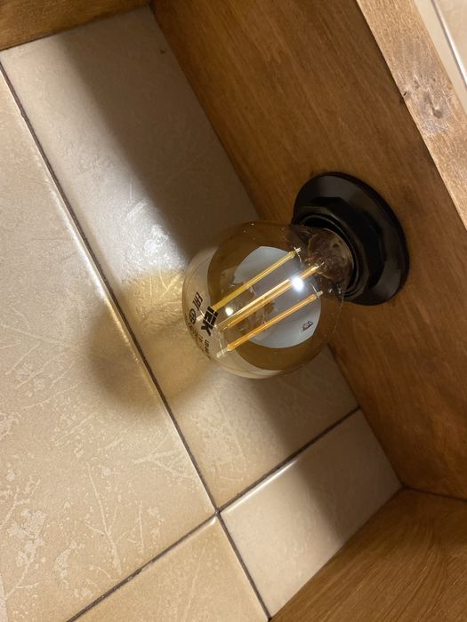 Стильний дерев’яний світильник ручної роботи